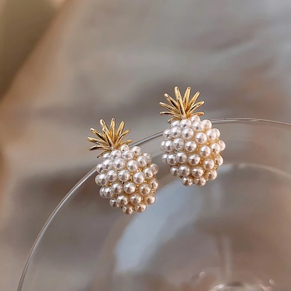 “Royal Appetite” Pearl Gold Pineapple Stud Earring - Picture 2 of 8